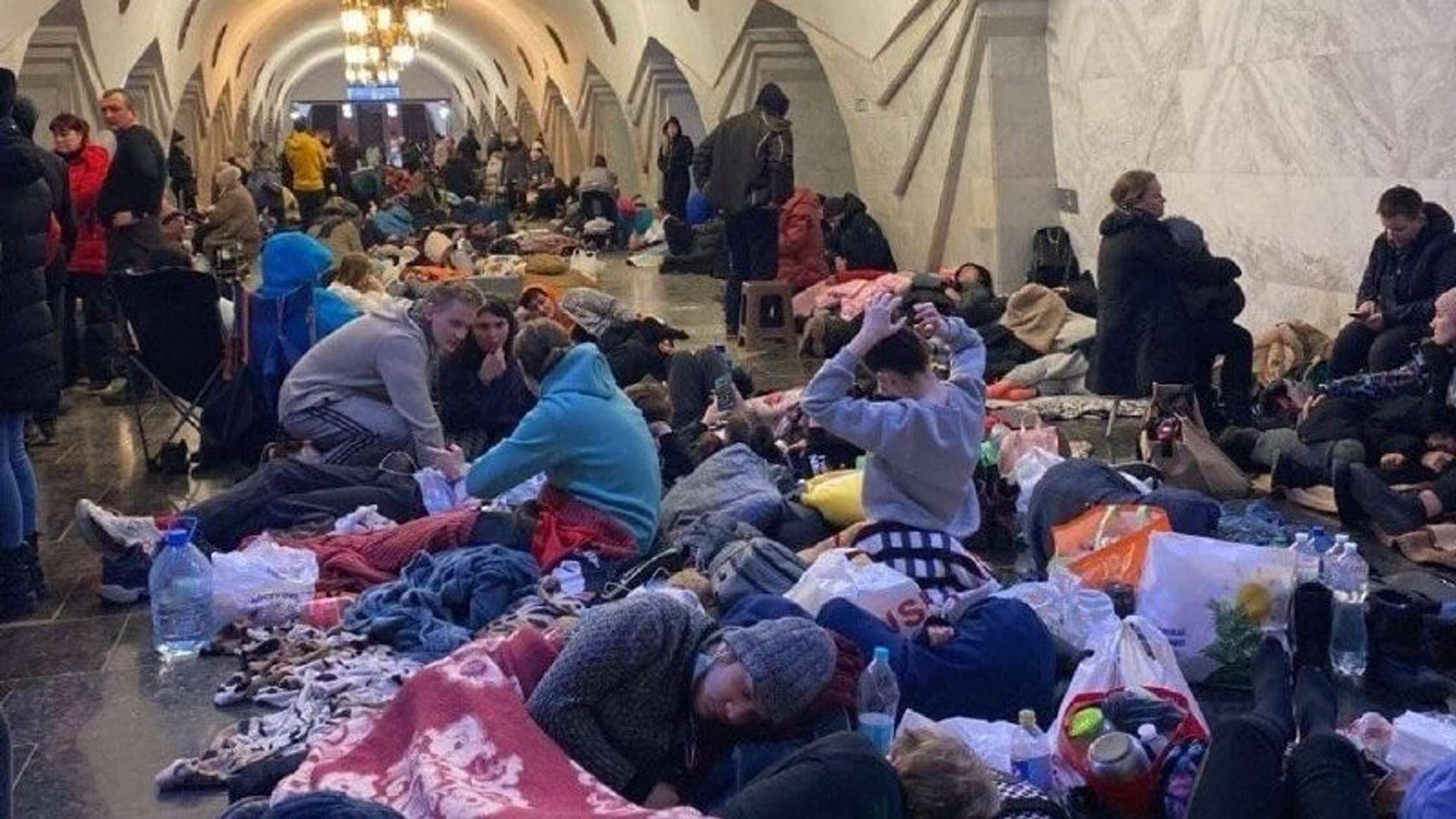 Киевляне все ночи проводят в метро